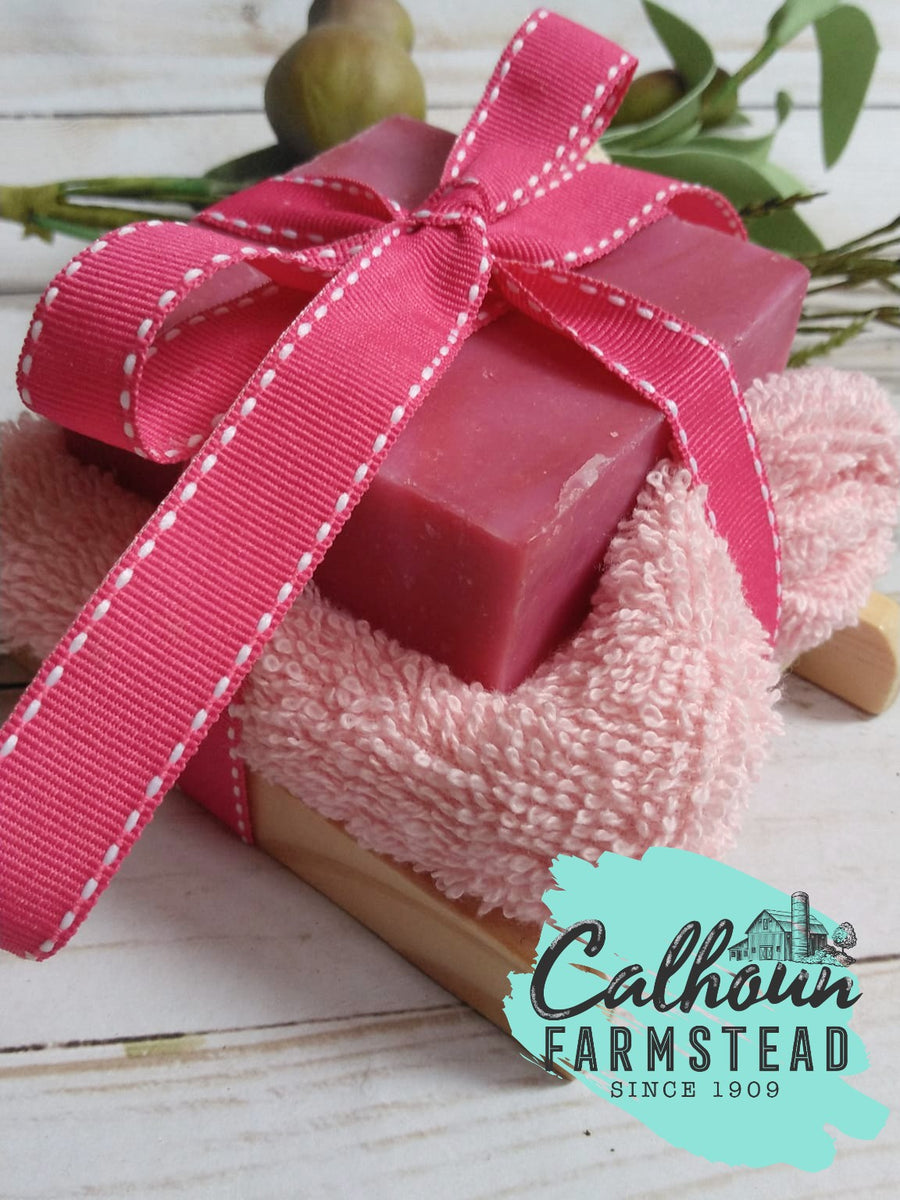 Goats milk soap gift set. Gifts for her. Includes goats milk soap bar, wash cloth, and wooden soap dish. Tied with a bow for easy gift giving. Gifts for mom, gift boutique.